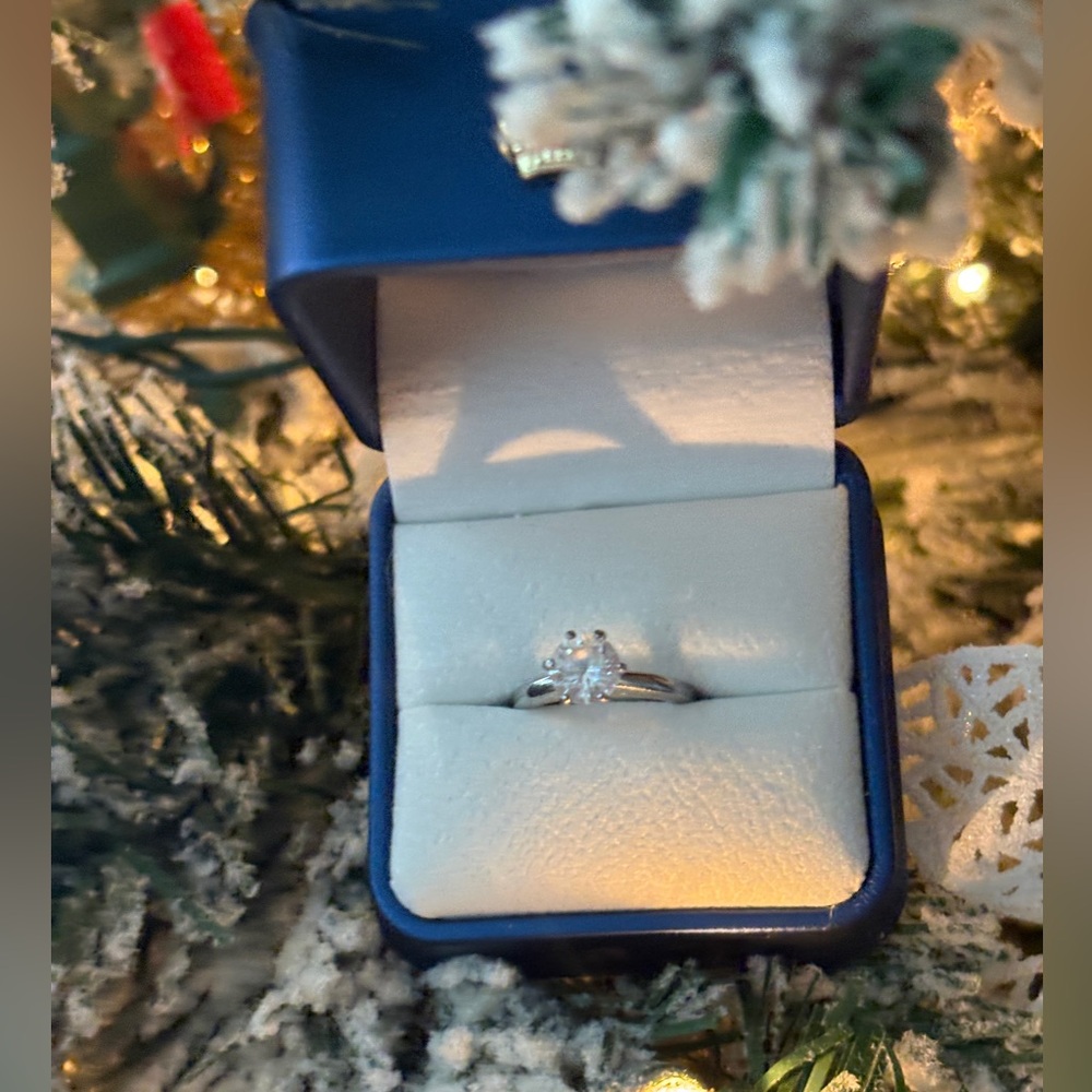 Elegant Silver Ring with CZ Gemstone